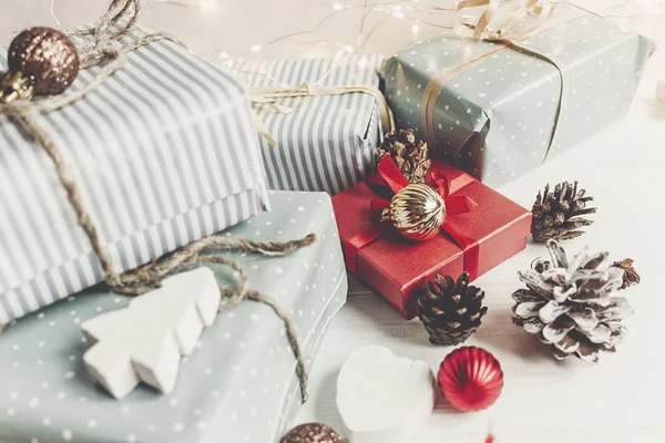 Stilvolle Weihnachtsgeschenke mit Ornamenten und Zapfen — Stockfoto