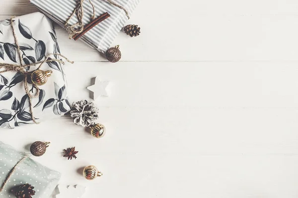 Frohe Weihnachten. stilvolle moderne Geschenke mit Ornamenten — Stockfoto