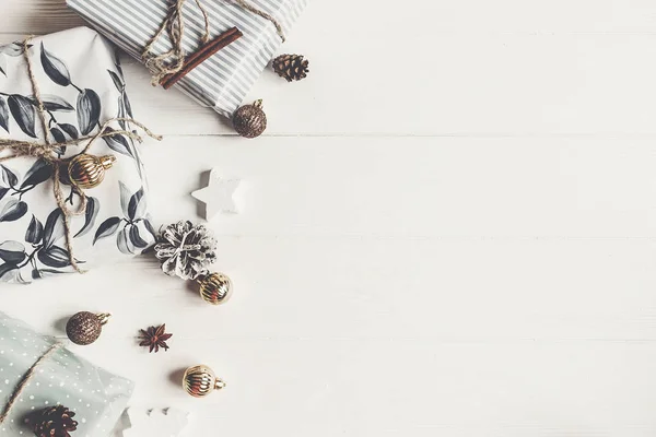 Conceito de Feliz Natal. presentes modernos elegantes com ornamentos — Fotografia de Stock