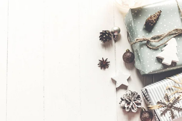 Modern christmas flat lay. wrapped presents with ornaments — Stock Photo, Image