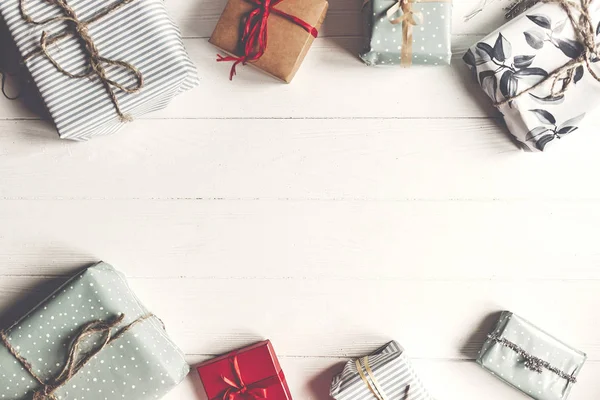 Noel düz yatıyordu. Beyaz ahşap mevcut kutulara sarılmış — Stok fotoğraf