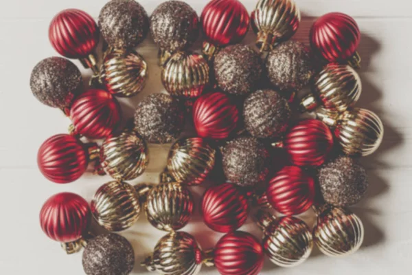 Χριστούγεννα επίπεδη θέσει. κόκκινα και χρυσά στολίδια Χριστουγέννων — Φωτογραφία Αρχείου