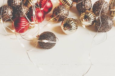 Noel süsler aydınlatma ile kırmızı ve sarı renklerde 