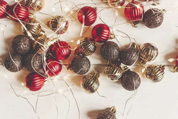 Ornamenti natalizi nei colori rosso e oro con illuminazione — Foto Stock