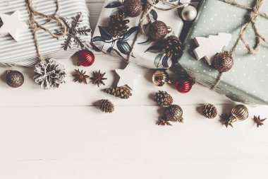 Dekoratif koniler ile hediye kutuları