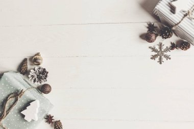 Dekoratif koniler ile hediye kutuları