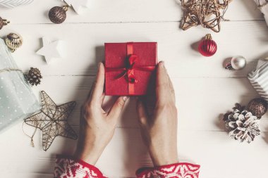 Kırmızı hediye kutusu holding eller