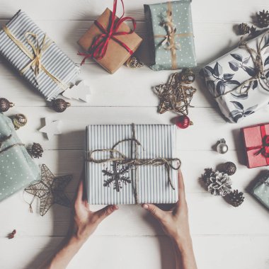 rustik hediye kutusu holding eller