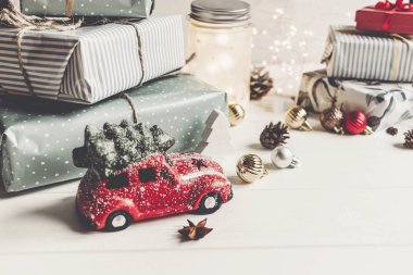 Noel hediyeleri ve süslemeler