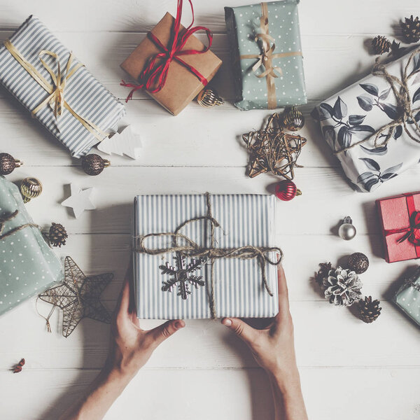 руки держа рустик подарочная коробка
