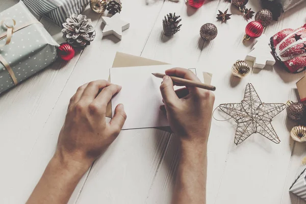 Hände schreiben Brief an den Weihnachtsmann — Stockfoto