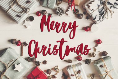 neşeli Noel metin, mevsimlik selamlar işareti kart. düz yatıyordu. PR