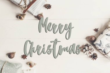 neşeli Noel metin, mevsimlik selamlar işareti kart. düz yatıyordu. PR