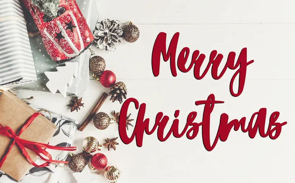 Veselé vánoční text, sezónní pozdrav card znamení. plochý lay. w — Stock fotografie