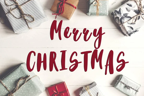 Veselé vánoční text, sezónní pozdrav card znamení. plochý lay. WR — Stock fotografie