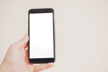 El ele tutuşan akıllı telefon. 