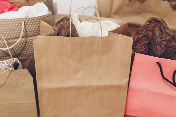Bolsas de papel con regalos — Foto de Stock