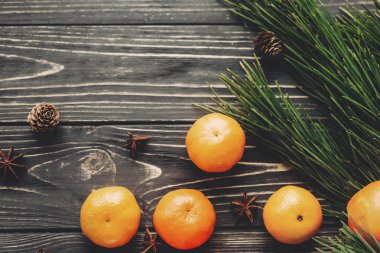 mandalina anason yıldız ve çam kozalakları