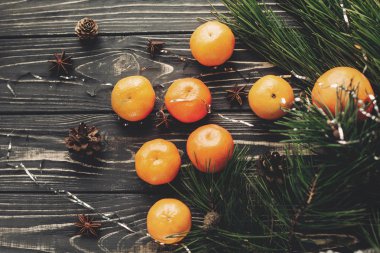 mandalina çam çırpı ve çam kozalakları ile