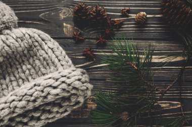 Çam kozalakları ve örme kap 