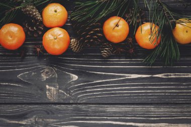 mandalina anason yıldız ve çam kozalakları