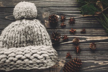 Çam kozalakları ve örme kap 