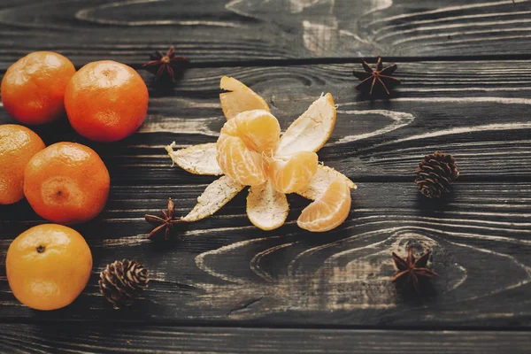 Csillag ánizs és fenyőtobozok mandarin — Stock Fotó