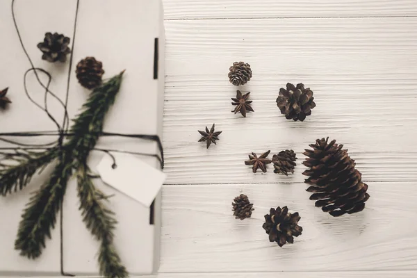 Caixa de presente de Natal com cones de pinho — Fotografia de Stock