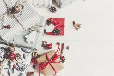 Noel hediye kutuları kopya alanı Beyaz ahşap zemin üzerine süslemeleri ile 