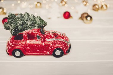 kırmızı araba oyuncak ile Noel ağacı 