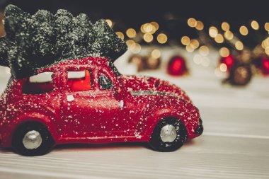 kırmızı araba oyuncak ile Noel ağacı 