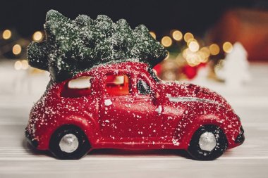 kırmızı araba oyuncak ahşap beyaz üstüne Noel ağacına ile yakın çekim