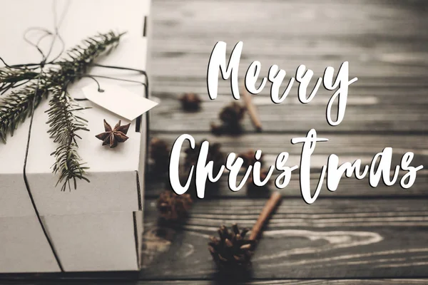 圣诞贺卡与时尚质朴的礼品盒和杉木分行松树锥 — 图库照片