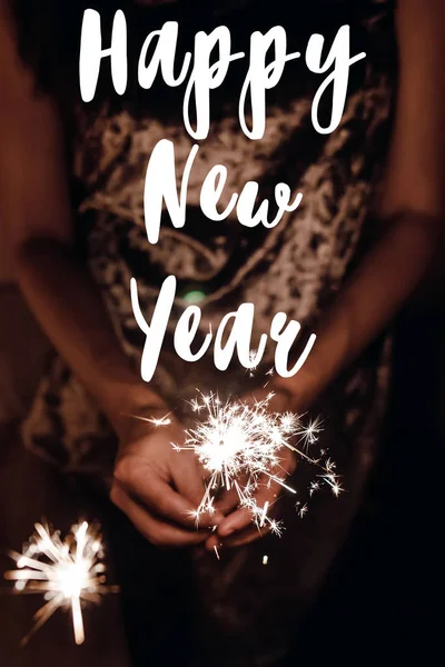 Feliz Año Nuevo Texto Quema Luz Bengala Manos Femeninas Oscuridad — Foto de Stock