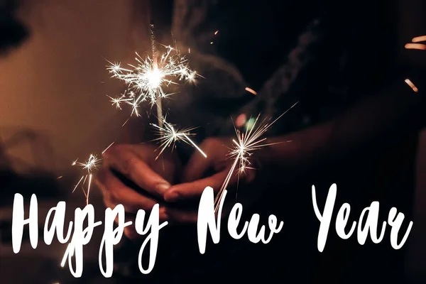 Feliz Año Nuevo Texto Quema Luz Bengala Manos Femeninas Oscuridad — Foto de Stock