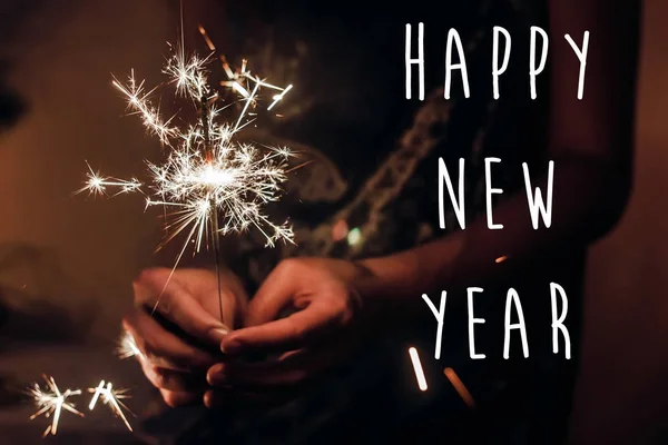 Feliz Año Nuevo Texto Quema Luz Bengala Manos Femeninas Oscuridad — Foto de Stock