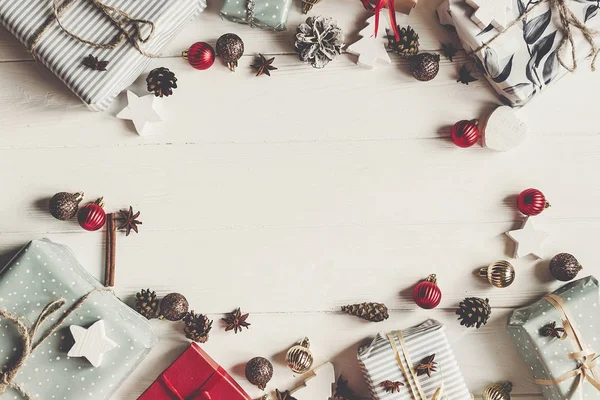 Cajas Regalo Navidad Con Decoraciones Sobre Fondo Madera Blanca Con —  Fotos de Stock