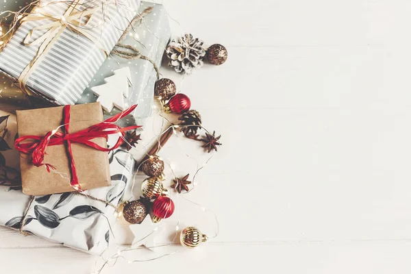 Kerst Plat Lag Met Rustieke Kleur Geschenkdozen Met Versieringen Witte — Stockfoto