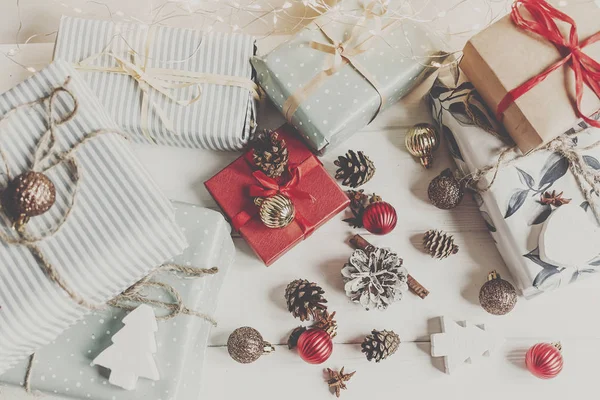 Colocación Plana Navidad Con Cajas Regalo Color Rústico Con Decoraciones —  Fotos de Stock