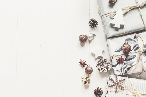 Estilo Escandinavo Presentes Natal Com Ornamentos Cones Pinho Fundo Branco — Fotografia de Stock