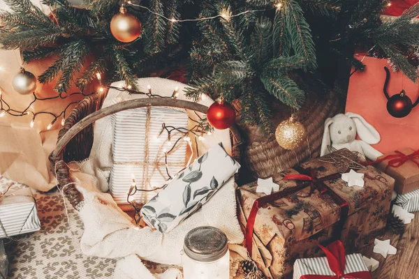 Hermoso Árbol Navidad Tradicional Con Luces Regalos —  Fotos de Stock