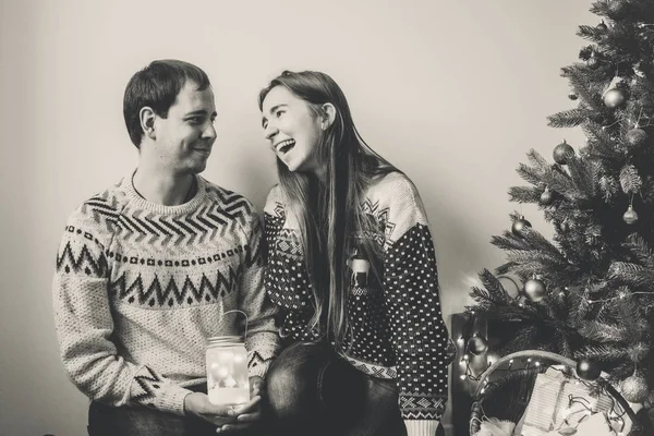 Mladý Šťastný Pár Lásce Drží Světle Lucerny Pózuje Posezení Vánočního — Stock fotografie