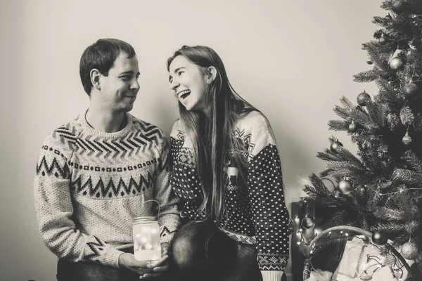 Joven Feliz Pareja Amor Celebración Luz Linterna Posando Sentado Cerca — Foto de Stock