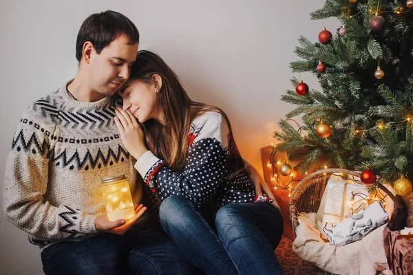 Casal Feliz Camisolas Elegantes Segurando Luz Lanterna Gentilmente Abraçando — Fotografia de Stock