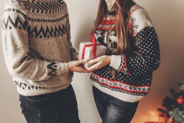 Genç çift, yılbaşı ağacı, hediye kutusu tutarak kırpma 