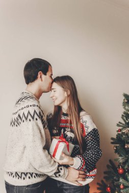 mutlu genç adam karısını Noel ağacı yakınındaki vererek günümüze 