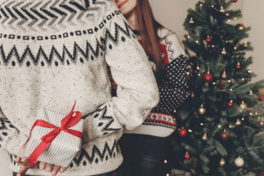 onun kadın için sürpriz yapma hediye kutusu tutan adam. Aile atmosferik anlar, kırpma