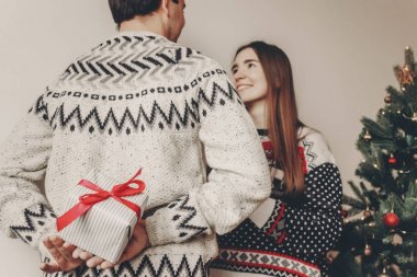 onun kadın için sürpriz yapma hediye kutusu tutan adam. Aile atmosferik anlar, kırpma