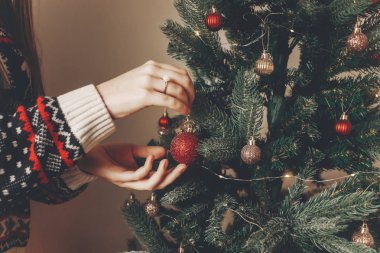 şık kazak dekorasyon Noel ağacında Oda, kadında kırpma