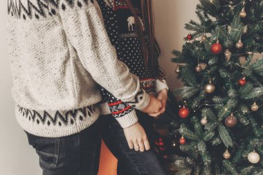 mutlu iki şık kazak Noel ağacı süsleme sonra kırpma